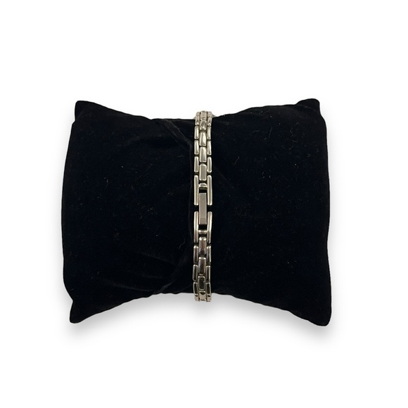 Alex L Silver Toned Ladies Watch With Pink Stones - Picture 4 of 5